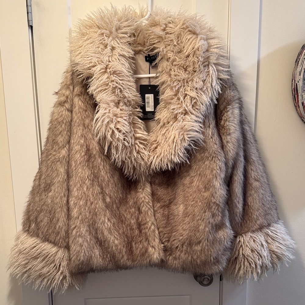 PrettyLittleThing Women's SKI Faux Fur Teddy size M NWT